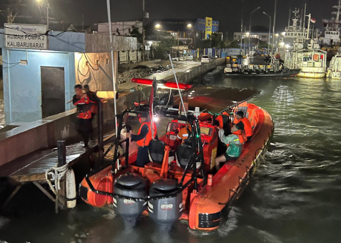 Tim SAR Berhasil Evakuasi Awak Tugboat yang Kandas di Tanjung Emas