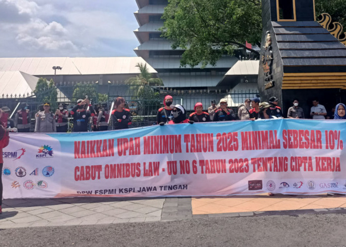 Ratusan Buruh Jawa Tengah Tuntut Kenaikan Upah dan Pencabutan Omnibus Law di Depan DPRD Jateng