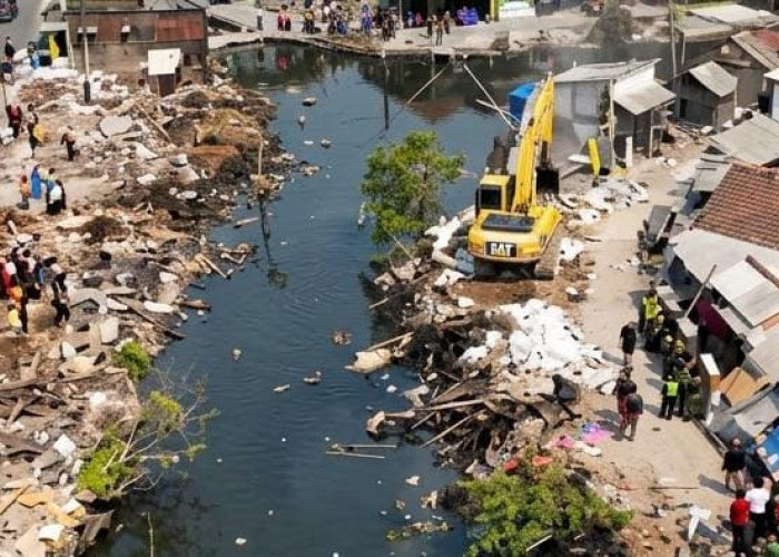 Bukan Cuma Keruk Lumpur, Normalisasi Sungai Demak Bidik Sampah hingga Bangkai Kapal