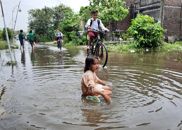 Hampir Satu Pekan, Warga RW 8 Kudu Genuk Terendam Banjir