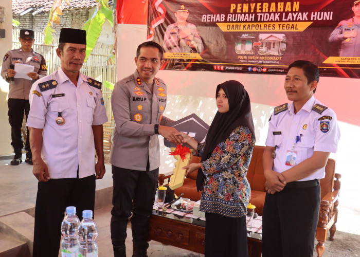 Haru! Siti Aminah Terima Kunci Rumah Rehab dari Polres Tegal, Ini Pesan Kapolres