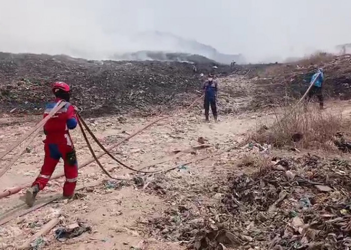 Asap Kebakaran TPA Jatibarang Mulai Ganggu Warga, Menyebar hingga Tol Krapyak-Kaliwungu