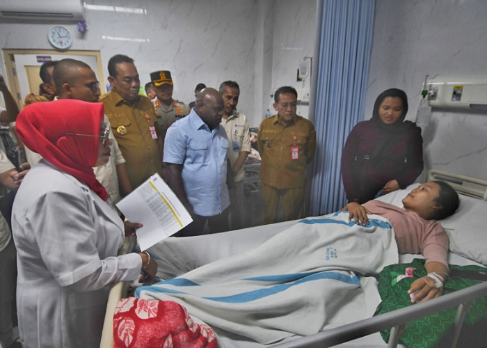 Menteri HAM Jenguk Korban Keracunan MBG yang Dirawat di RSUD Purwodadi Grobogan, Ini Responnya