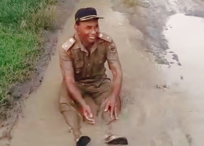 Putus Asa dengan Pemkab Sragen, Kades Ngepringan Nekat Mandi Lumpur Berseragam Dinas