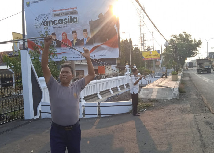 Kabel Menjuntai Semrawut di Pantura Batang, Akses ke DPRD Ikut Terganggu
