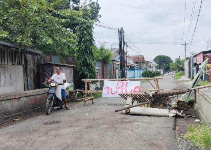 Sampah Tidak Diangkut, Jalan Serayu Kabupaten Pemalang Ditutup