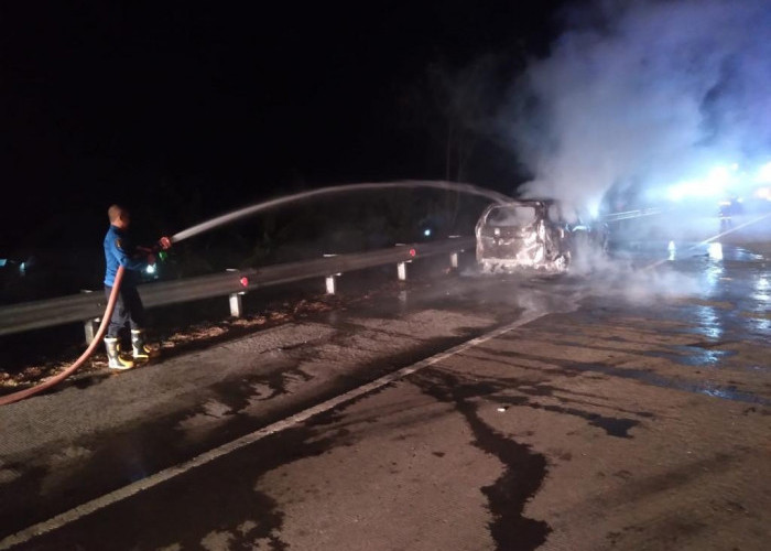 Mobil Plat H Terbakar di Jalan Tol Tegal, Apa Penyebabnya?
