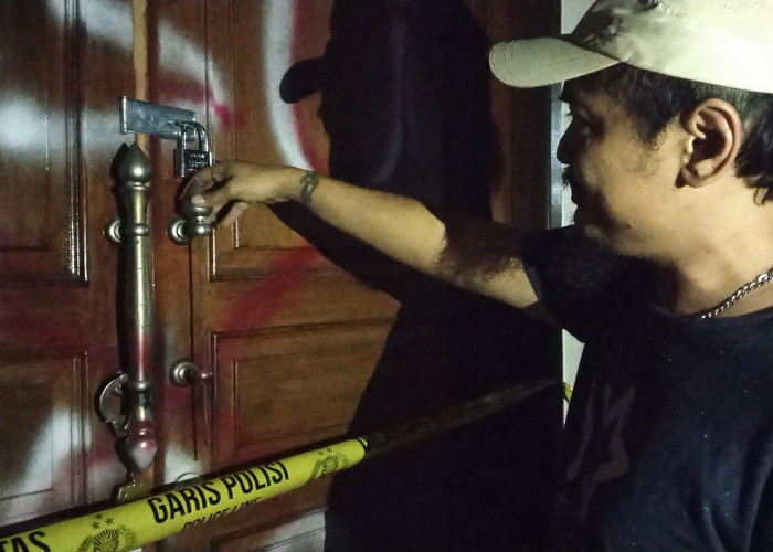 Pergerakan Asing di Rumah Bos BLN, Garis Polisi Dilepas Grendel Pintu Dicopot Mobil Terparkir di Garasi