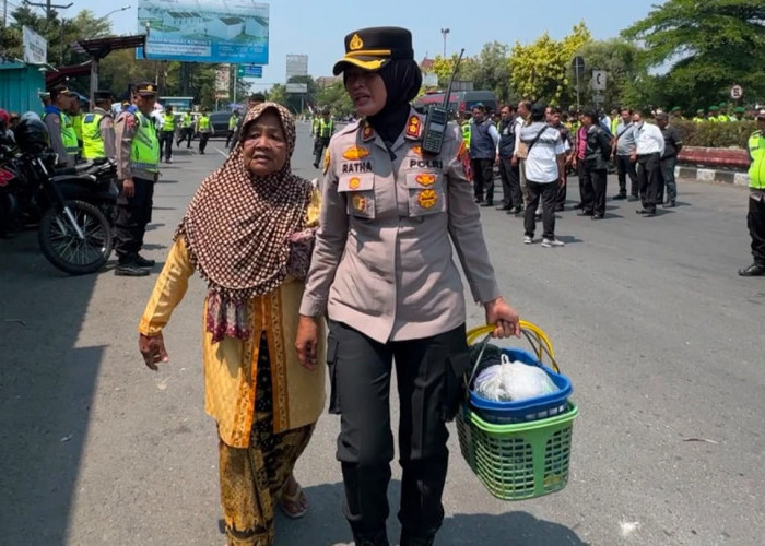 Sisi Lain Aksi Peternak Unggas di Kendal, Kapolres Borong Telur Seorang Nenek
