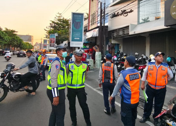 Dishub Semarang Sikat Parkir Liar di 5 Titik Strategis, Trotoar hingga Badan Jalan Dibersihkan