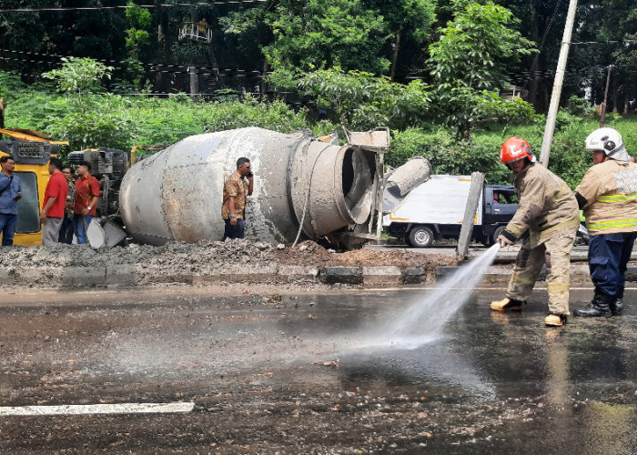 Truk Molen Bermuatan Beton Terguling di Tanjakan Silayur Semarang, Penyebab Mesin Mati Mendadak