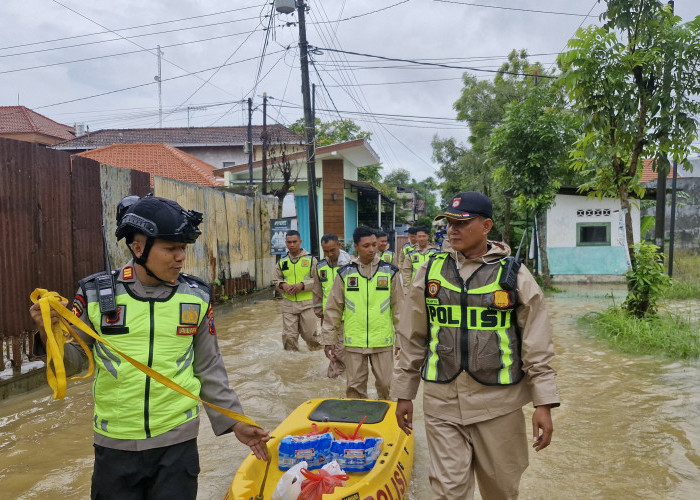Warga Desa Ngembalrejo Kelaparan Akibat Banjir, Polres Kudus Sigap Salurkan Makanan