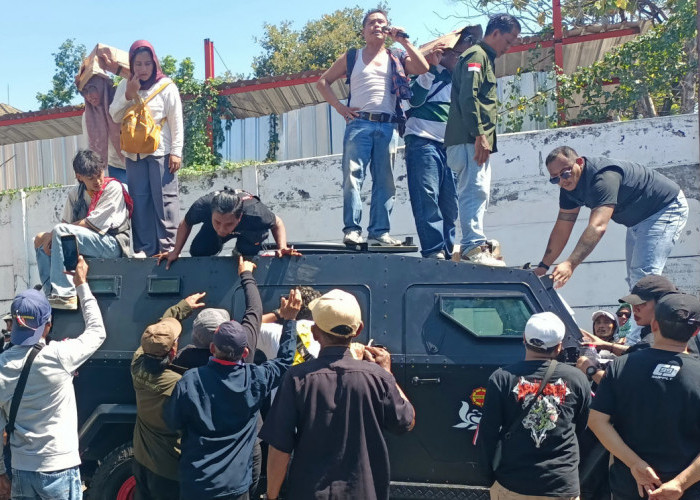 Eksepsi Sudewo Ditolak, Massa Kepung Mobil Tahanan hingga Sidang Korupsi di Pengadilan Tipikor Semarang Ricuh