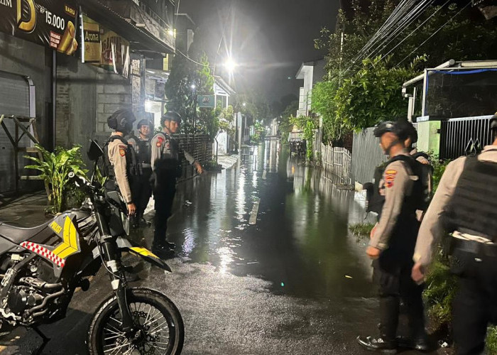 Ditinggal Mengungsi Warga, Polres Kudus Patroli Kampung Terdampak Banjir