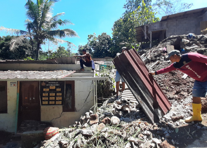 Detik-Detik Tanggul Ambrol di Gunungpati Semarang: Teriakan Yamsutiyono Selamatkan 10 Jiwa dari Longsor