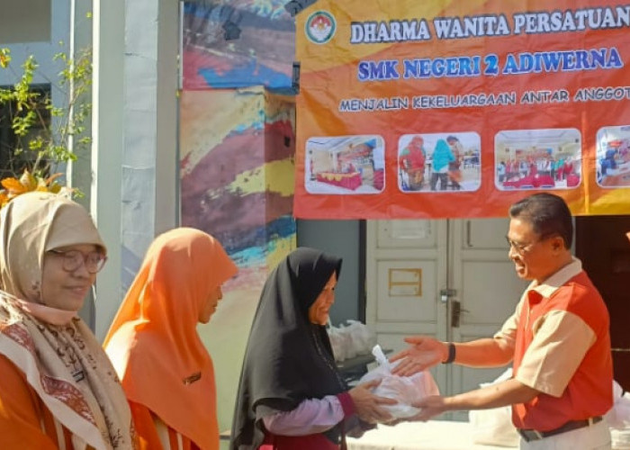 DWP SMK Negeri 2 Adiwerna Kabupaten Tegal Bagi Ratusan Bingkisan