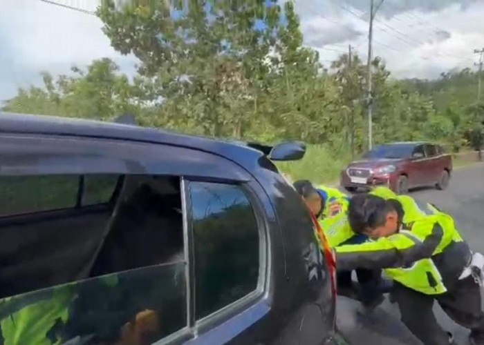 Sigap Tanpa Batas, Polres Tegal Bantu Urai Kemacetan di Tanjakan Guci