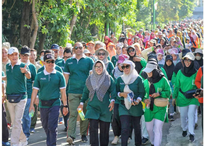 Ribuan Orang Ikuti Jalan Sehat dengan Bupati Tegal Umi Azizah 