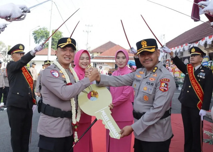 Disambut dengan Tradisi Pedang Pora, AKBP Endhi Pratama Resmi Menjabat Kapolres Grobogan 