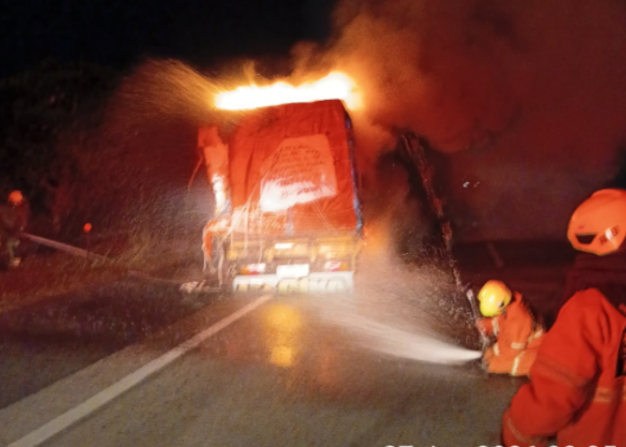 Truk Paket Terbakar di Tol Semarang–Solo