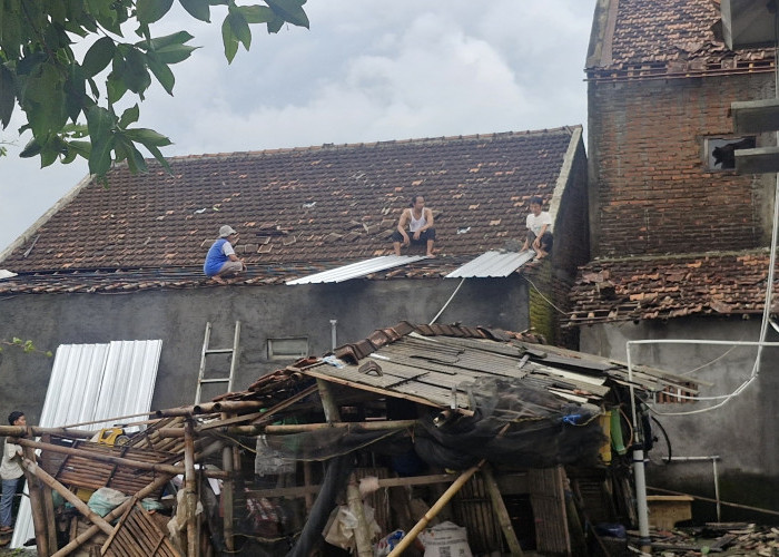 Angin Puting Beliung Menerjang Kudus, 30 Rumah Warga Rusak Parah