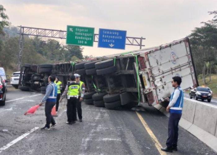 Truk Muatan Biji Plastik Terguling di Tol KM 430.900 Beji Ungaran Timur