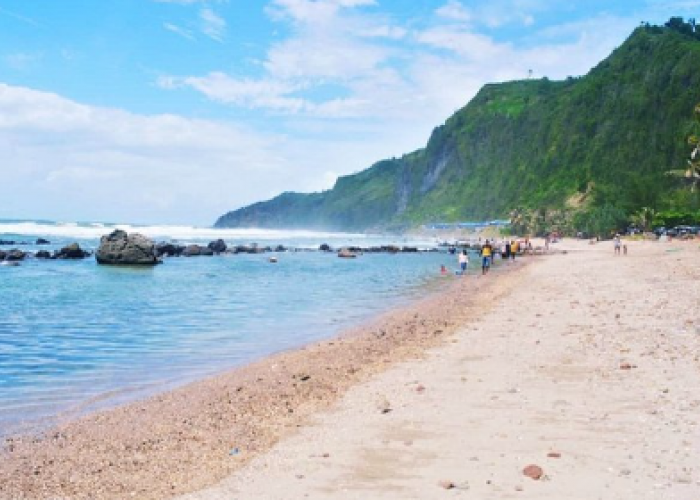 7 Pantai Pasir Putih di Jawa Tengah dengan Keindahan Alam yang Mempesona