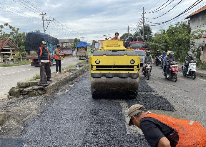 Berbekal 70 ton Aspal Tiap Hari, BBPJN Jateng-DIY Berburu Lubang Jalan Pantura Batang-Pemalang