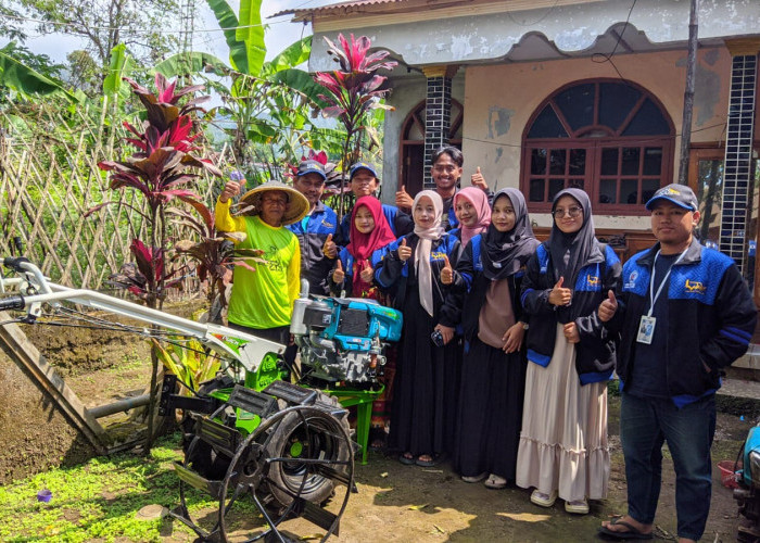 Mahasiswa KKN Umus Brebes Dampingi Kelompok Tani Manfaatkan Bantuan Traktor