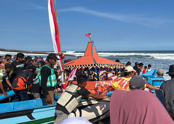 Ribuan Wisatawan Saksikan Sedekah Laut di Pantai Heppiii Ayamputih Kebumen