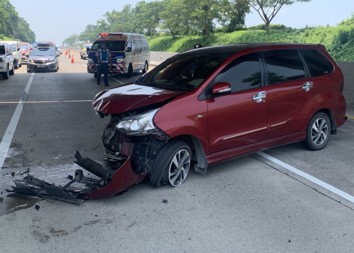 Avanza Pemudik asal Bekasi Tabrak Guardrail di Tol Batang–Semarang