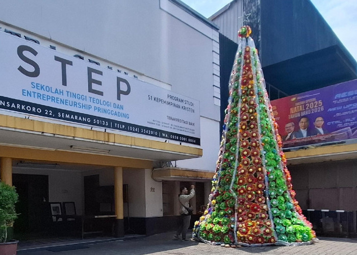 Pohon Natal dari Sampah Setinggi 8 Meter Berdiri di Gereja Semarang, Libatkan 50 Kg Limbah