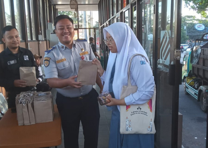 Trans Semarang Bagikan Susu Gratis dan Tiket Rp1.000 untuk Buruh saat HJKS ke-479 