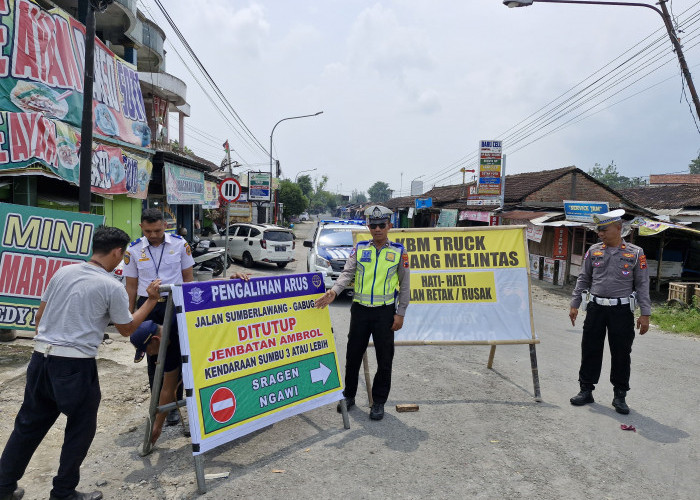 Akses Jalan Terputus, Dishub Sragen Alihkan Arus Lalu Lintas