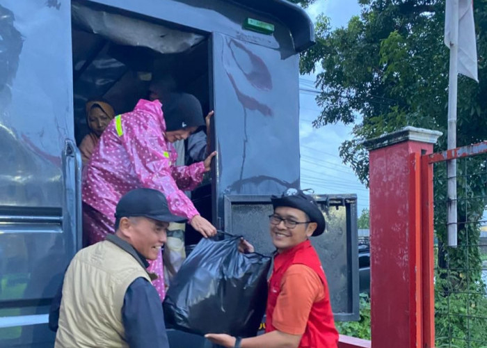 Kandang 'Banteng' Kudus Dijadikan Posko Pengungsian, PDIP Bantu Korban Banjir
