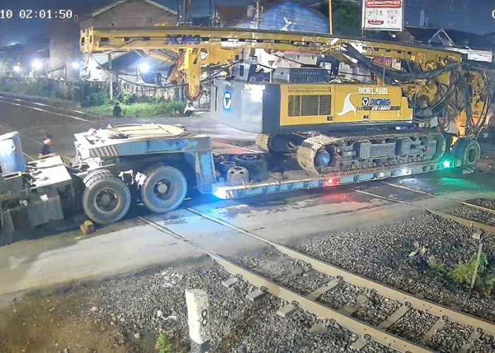 Truk Trailer Tersangkut di Perlintasan Kaligawe, 10 Perjalanan KA di Semarang Tertunda Hingga 3 Jam