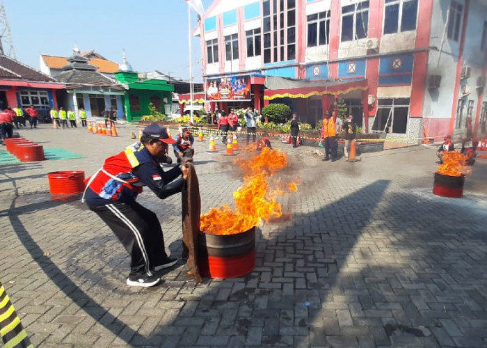 11 Relawan Tiap Kecamatan Diuji dalam Lomba Redkar Semarang, Dari Menaklukkan Api hingga Menyelamatkan Korban