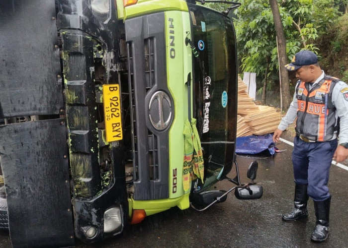 Tanjakan Silayur Kembali Makan Korban, Truk 27 Ton Gagal Nanjak 