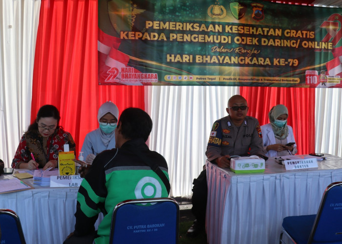 Peringati HUT Bhayangkara, Polres Tegal Berikan Layanan Kesehatan Gratis untuk Pengemudi Ojek
