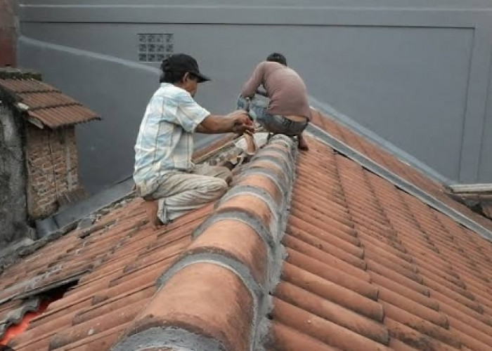Gak Usah Panik Jika Atap Rumah Bocor, Ikuti Cara Berikut Ini