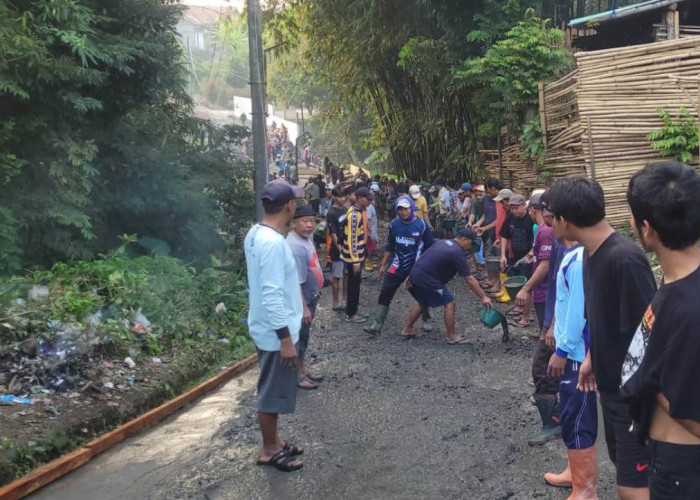 Anggaran Seret, Warga Jembayat Tegal Patungan Perbaiki Jalan Rusak