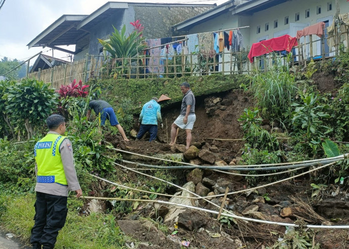 Hujan Lebat Picu Longsor di Bojong Tegal, Sejumlah Rumah Rusak dan Akses Jalan Lumpuh