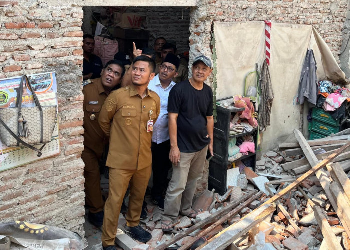 Tiada Hujan dan Angin, Rumah Baru Tiga Tahun Renovasi di Tegal Mendadak Ambruk