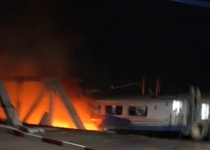 BREAKING NEWS: Tabrakan KA Brantas dengan Truk Trailer di Semarang. Lihat Kobaran Api, Penumpang KA Panik