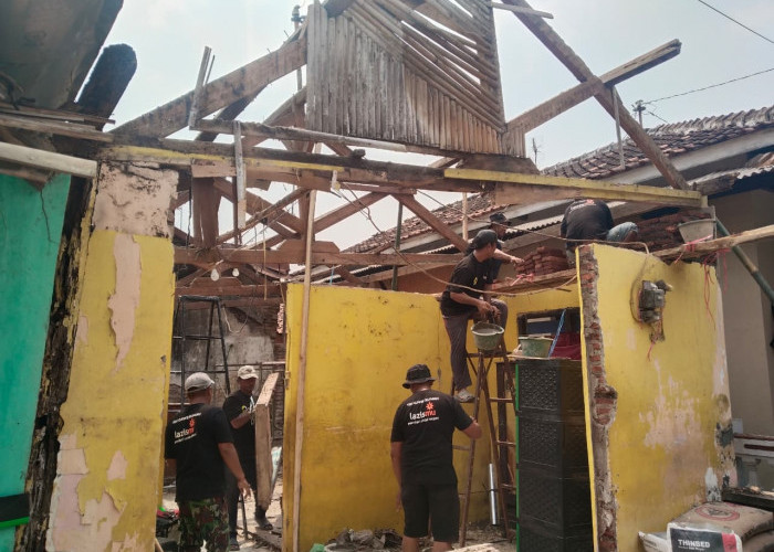 Rumah Mbah Danali Miring dan Bocor, LAZISMU Pekalongan Mulai Bedah Rumah
