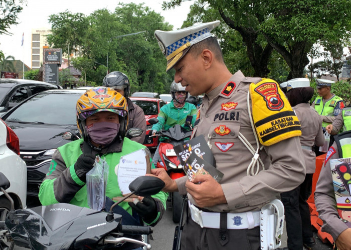 Polresta Solo Apresiasi Pengemudi Tertib dengan Es Cendol Dawet