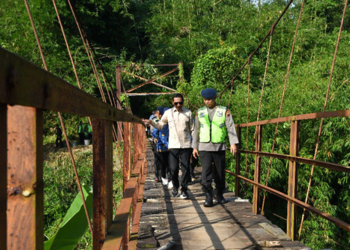 Wabup Suyono Tinjau Perbaikan Jembatan Gantung Si Goa Batang, Kondisinya Seperti Apa?