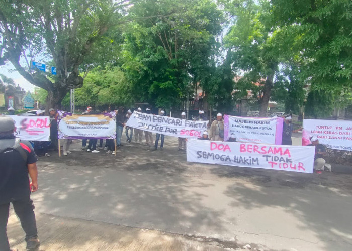 Geruduk Pengadilan Negeri, Puluhan Warga Nusukan Solo Demo Minta Terdakwa Kasus Asusila Dibebaskan 