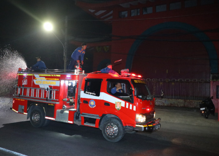 Asap TPA Jatibarang Belum Usai, Pemkot Semarang Semprot 5 Jalur Permukiman untuk Tekan Debu