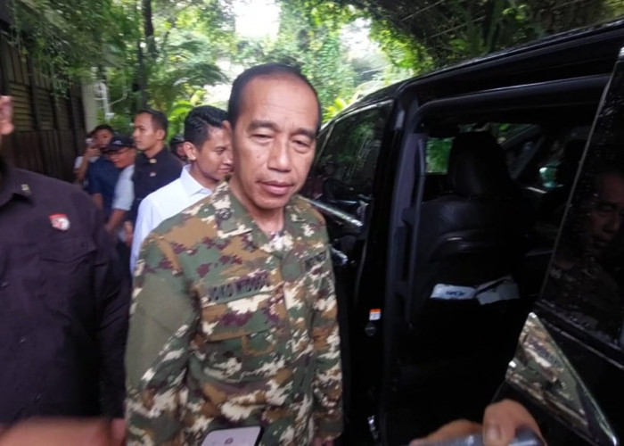 Pakai Seragam Komcad, Jokowi Hadiri Parade Senja di Akmil Magelang